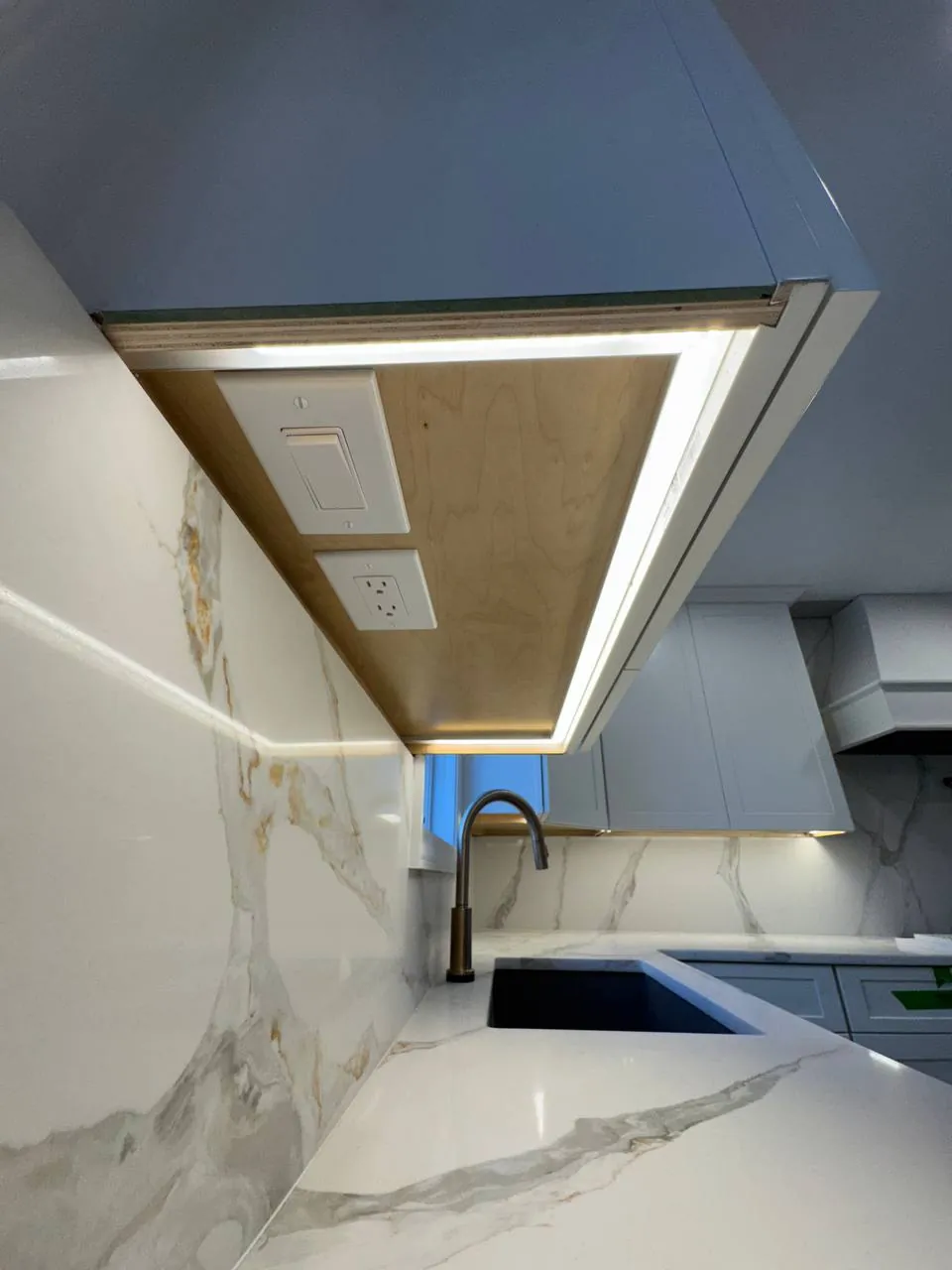Under-cabinet LED lighting with outlets