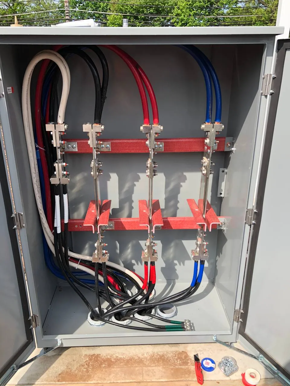 Switchgear cabinet with new feeders